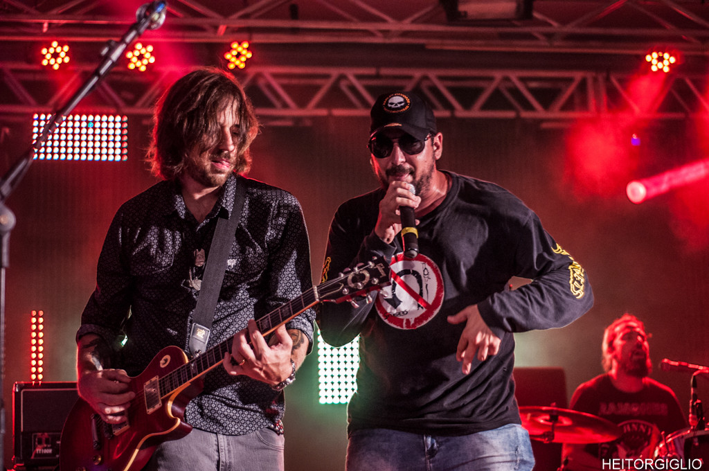 Apresentação de rock no palco do Banana Rock Catanduva com banda, iluminação e público